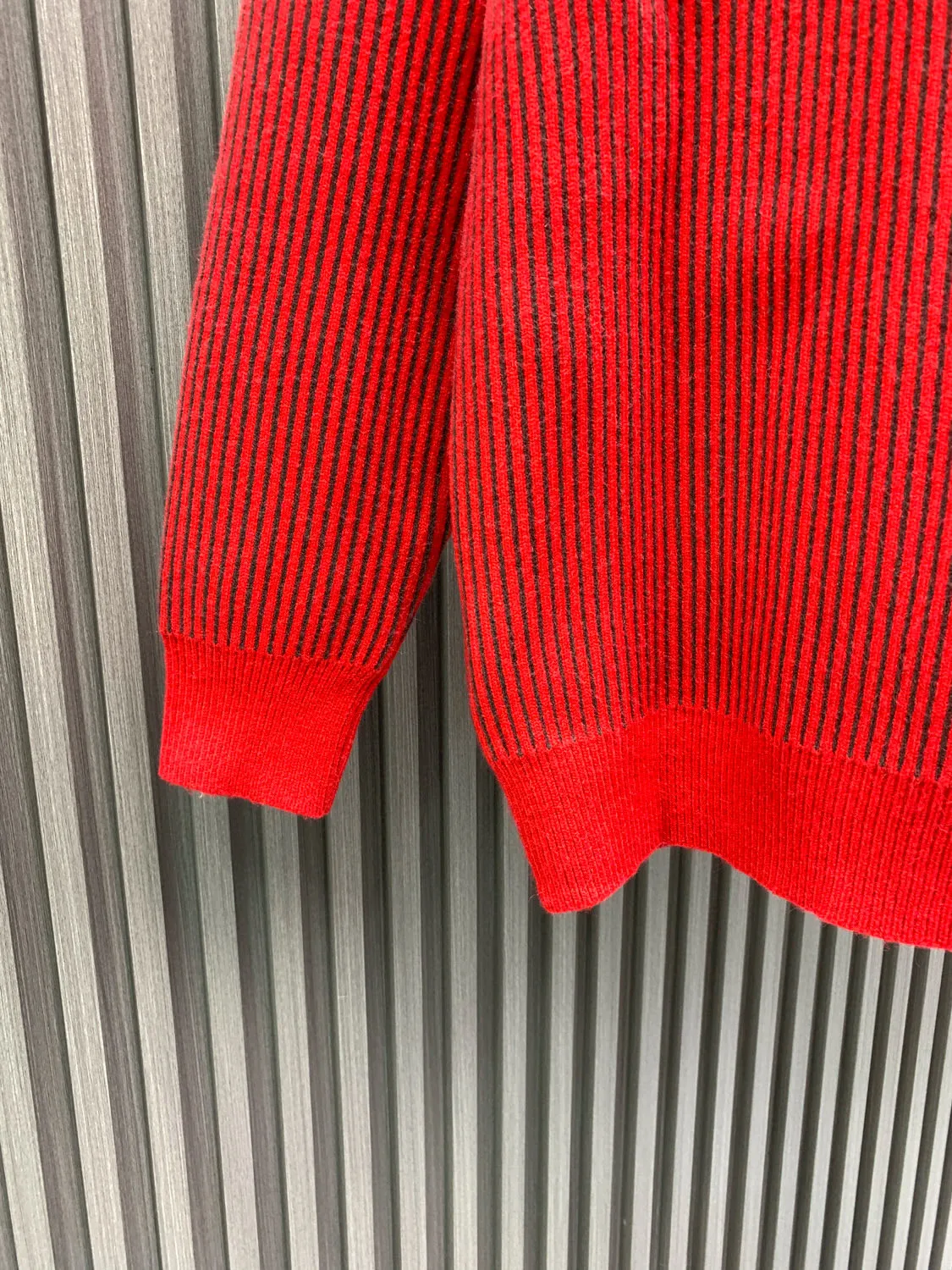 🅿️520 🀄️ Louis Vuitton LOUIS VUITT* New Year's model Louis Vuitton Fall collection winter focus series 1V Decoration and left cuff Park Seo Bo label with clean strokes Standard fit Left pocket embellished with 1V metallic pearlescent buttons Top button with 1V logo Embellished on the left cuff Park Seo Bo label Corduroy-effect striped jacquard pays homage to the artist’s paintings Ribbed collar and front rib Ribbed cuffs and hem front pockets